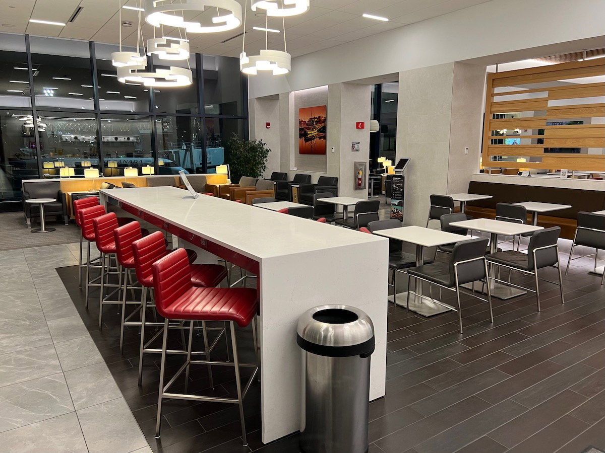 Admirals Club 休息室场景(OMAAT 配图)