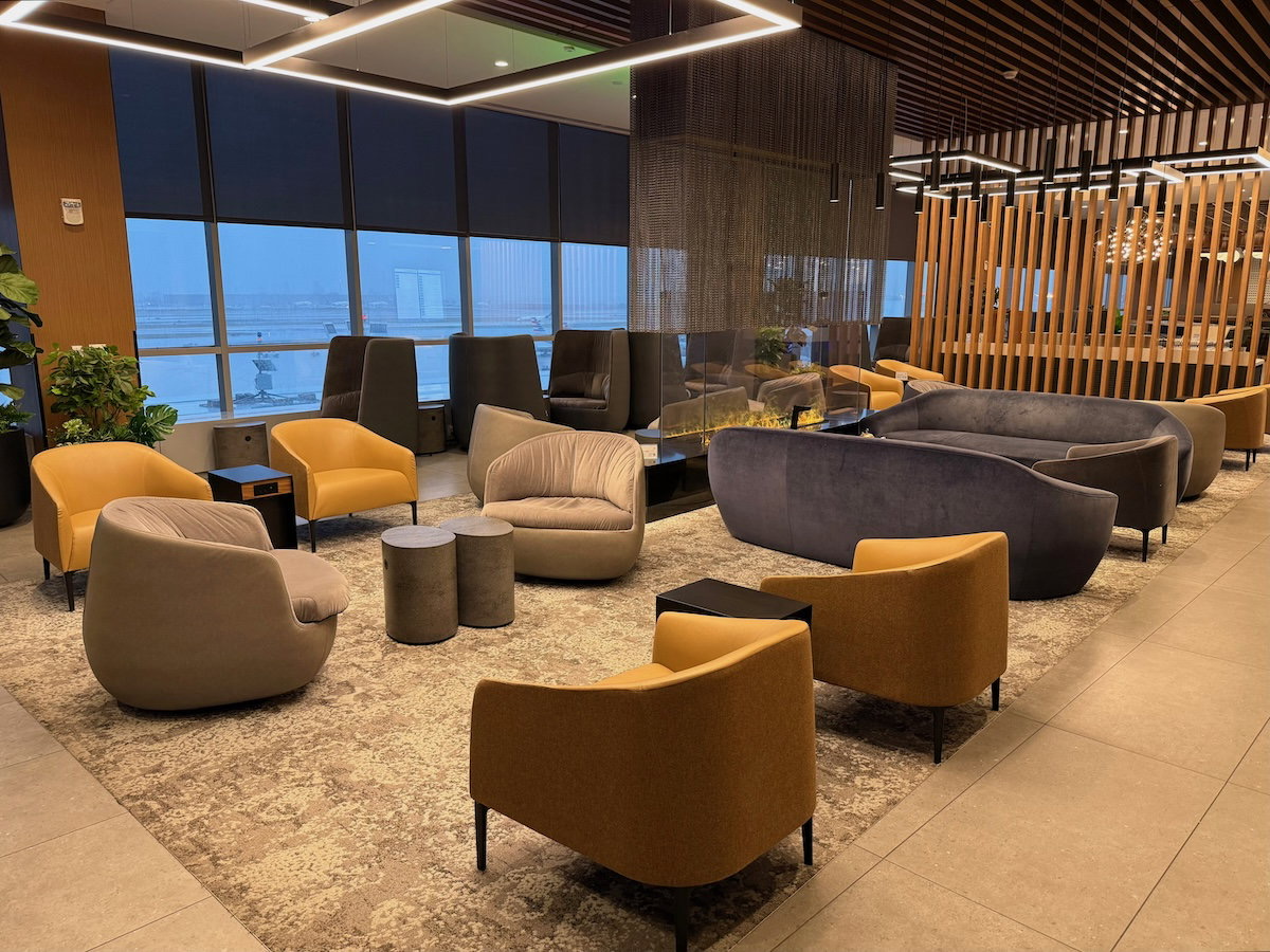 美国航空贵宾室场景(OMAAT 配图,Flagship Lounge 相关)